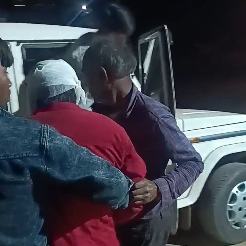 बाइक फिसलने से युवक घायल, सिर में लगी चोट:लोगों ने नईगढ़ी अस्पताल पहुंचाया, जुडमनिया गांव के पास हादसा