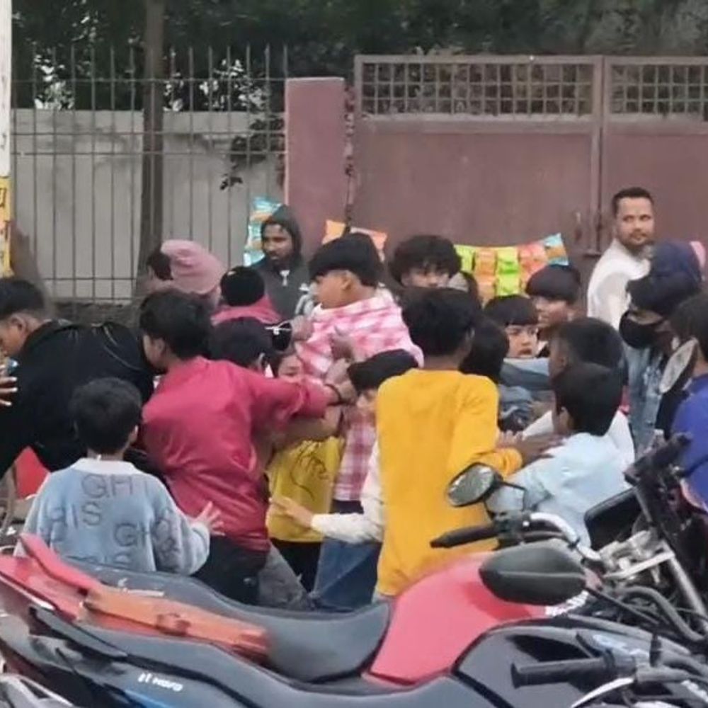 मुजफ्फरपुर सिटी पार्क में युवकों के दो गुट भिड़े:नए साल के जश्न के बीच मारपीट का वीडियो वायरल; दोनों ओर से जमकर चले लात-घूंसे, बेल्ट