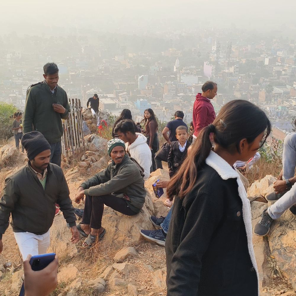 पिकनिक स्पॉटों पर उमड़ी भीड़,मंदिरों में हजारों ने की पूजा:शेखपुरा में नए साल का उत्साह से स्वागत , पुलिस तैनात
