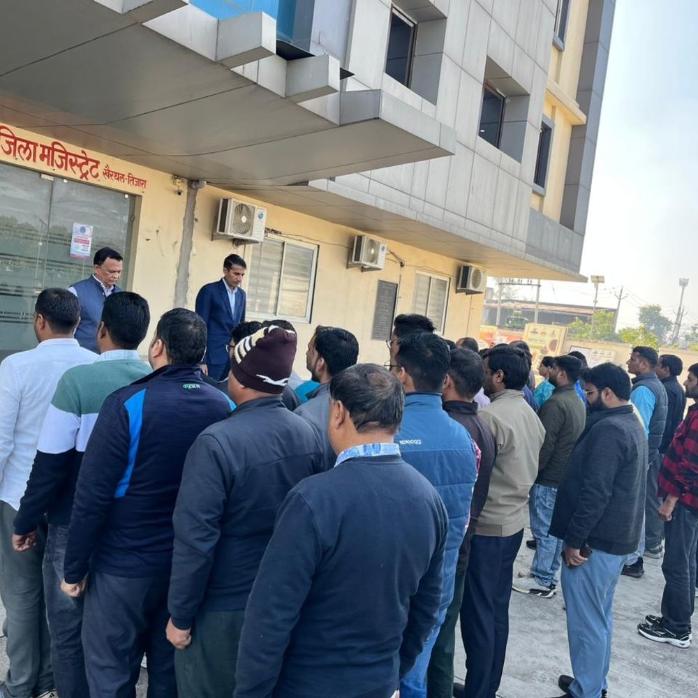 खैरथल में शहीद दिवस पर महात्मा गांधी को दी श्रद्धांजलि:जिलेभर में अधिकारियों-कर्मचारियों ने दो मिनट का मौन रखा