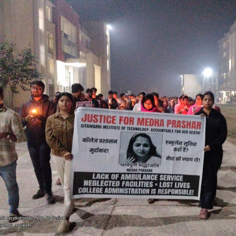 छात्रा की मौत को लेकर स्टूडेंट्स ने निकाला कैंडल मार्च:सीतामढ़ी में कॉलेज प्रशासन पर लापरवाही का आरोप, न्याय की मांग