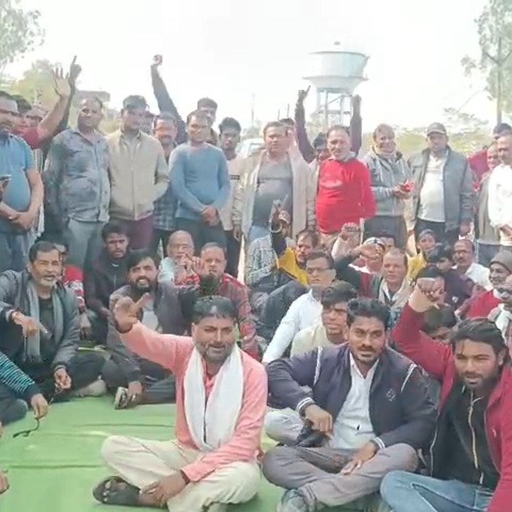 दमोह का गैसाबाद पुल बंद, ग्रामीणों का प्रदर्शन:बोले- 7 महीने से बड़े वाहन ठप, अब छोटे भी रोके; कलेक्टर ने दिया समाधान का आश्वासन