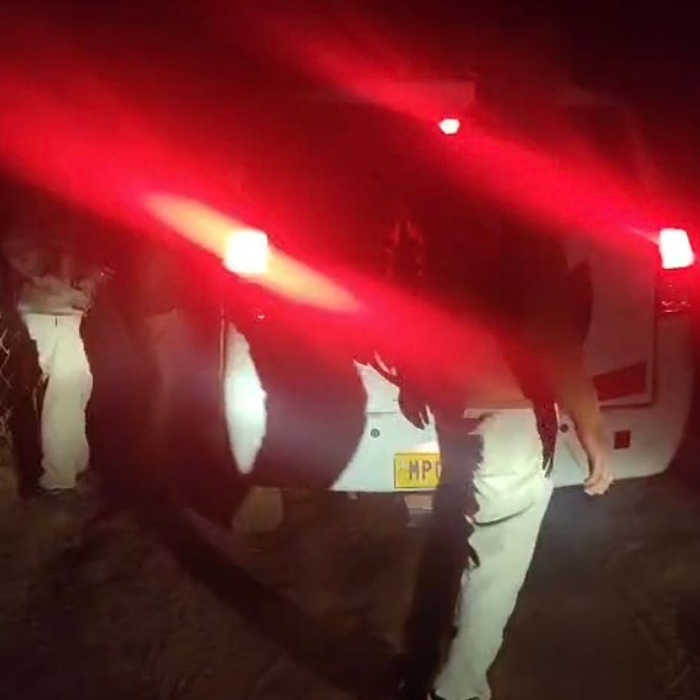 कटनी में जुआ फड़ से 6 जुआरी पकड़ाए:बार-बार बदल रहे थे जगह, पुलिस को 5 बाइक और ₹33,500 रुपए मिले