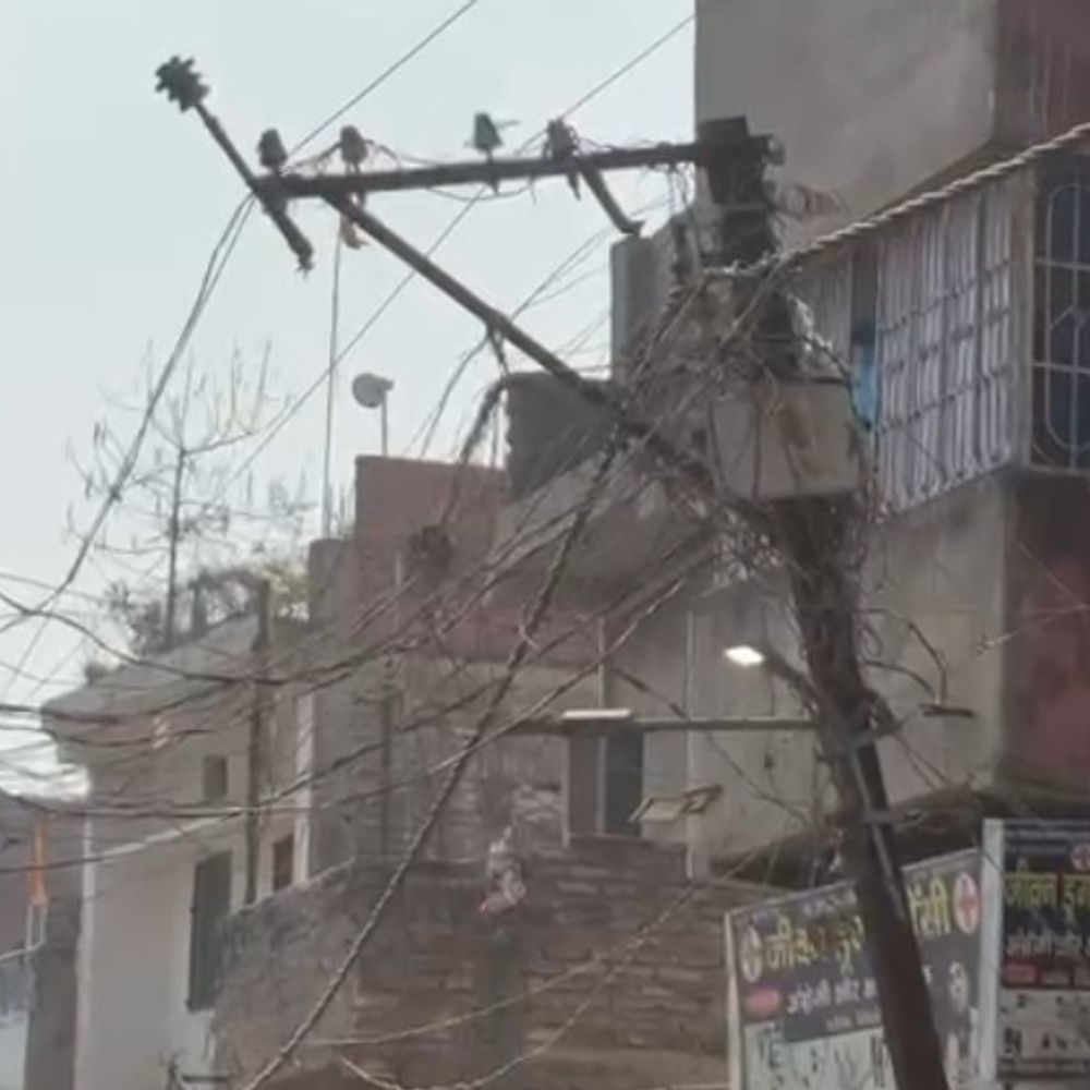 बेतिया में बिजली का खंभा झुका:बसवरिया पीपल चौक पर बड़े हादसे का खतरा, आपूर्ति जारी