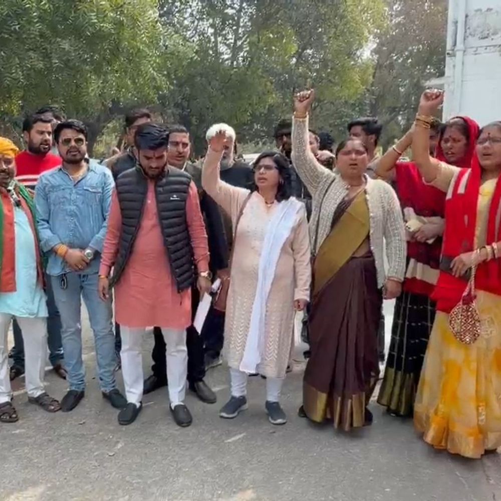 यूजीसी के खिलाफ करणी सेना का प्रदर्शन:कलेक्ट्रेट में राष्ट्रपति के नाम सौंपा ज्ञापन, आंदोलन की चेतावनी दी