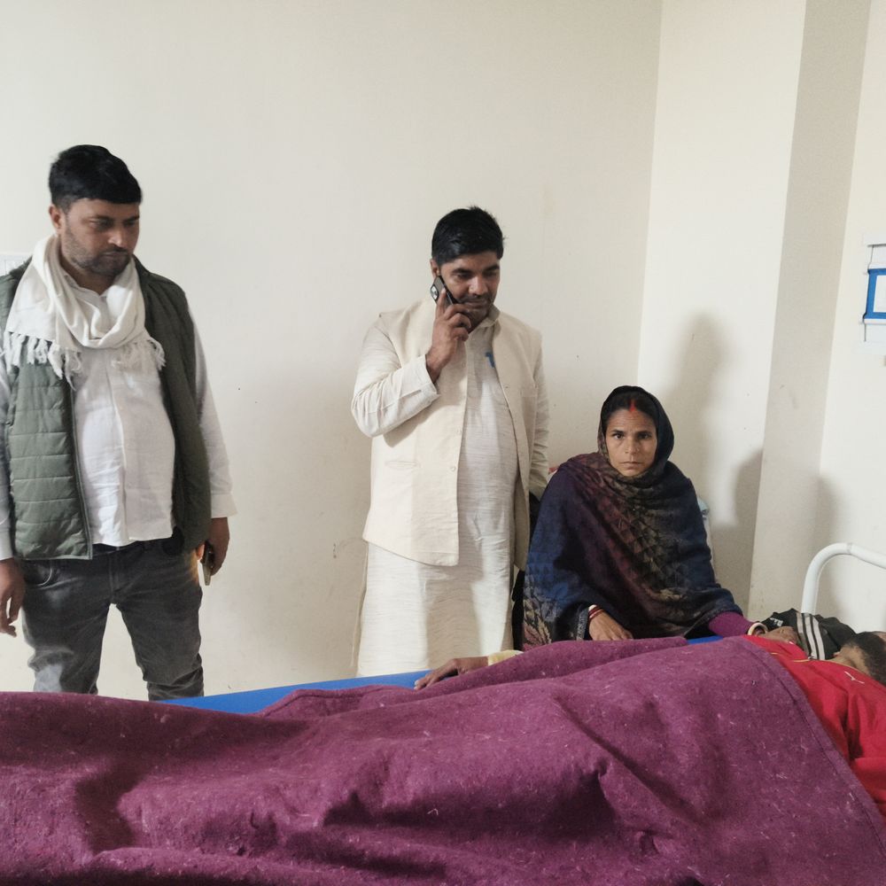 युवक पर 3 राउंड फायरिंग, हाथ में लगी 2 गोली:सीवान में 2 धुर जमीन को लेकर विवाद, शौच के लिए जाने के दौरान हादसा