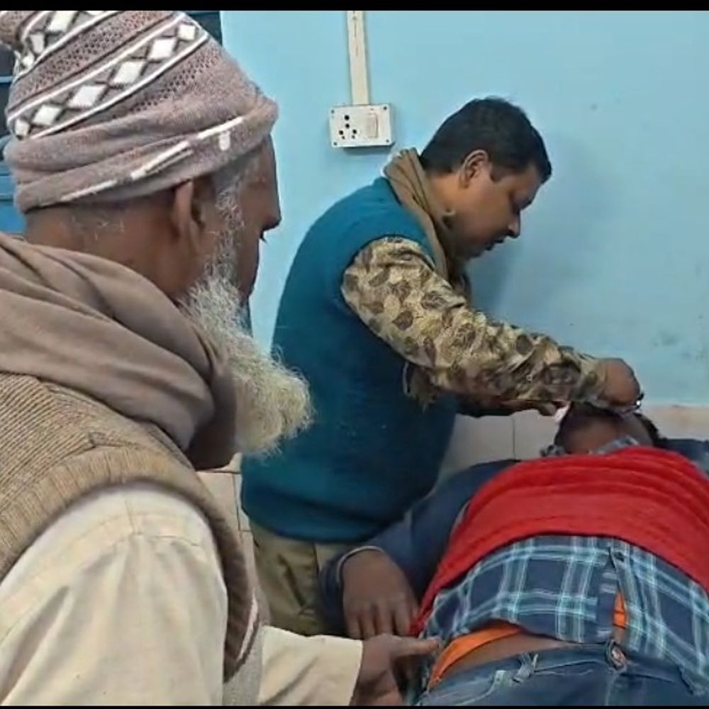 खगड़िया में सड़क हादसे में युवक की मौत:एक गंभीर घायल, चाचा-भतीजा बाइक पर थे सवार