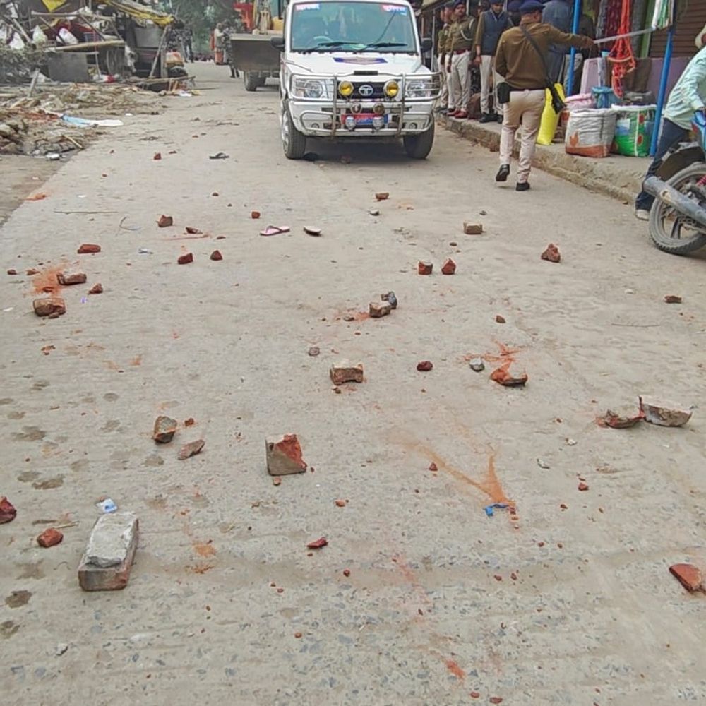 अतिक्रमण हटाने गई प्रशासन के टीम पर जहानाबाद में हमला:2 पुलिसकर्मी घायल, हाईकोर्ट के निर्देश पर हो रही थी कार्रवाई