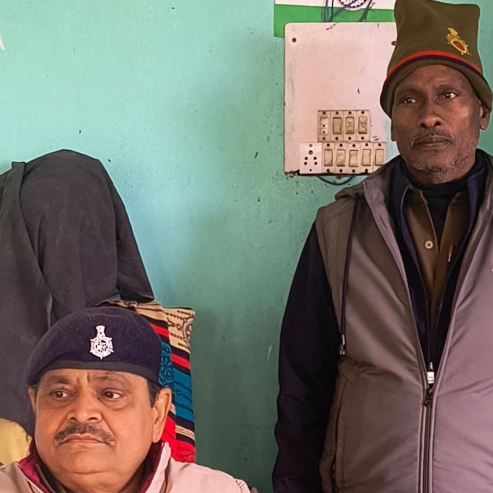 कोंच पुलिस ने दो आरोपियों को पकड़ा:चोरी और शराबबंदी उल्लंघन के मामलों में कार्रवाई