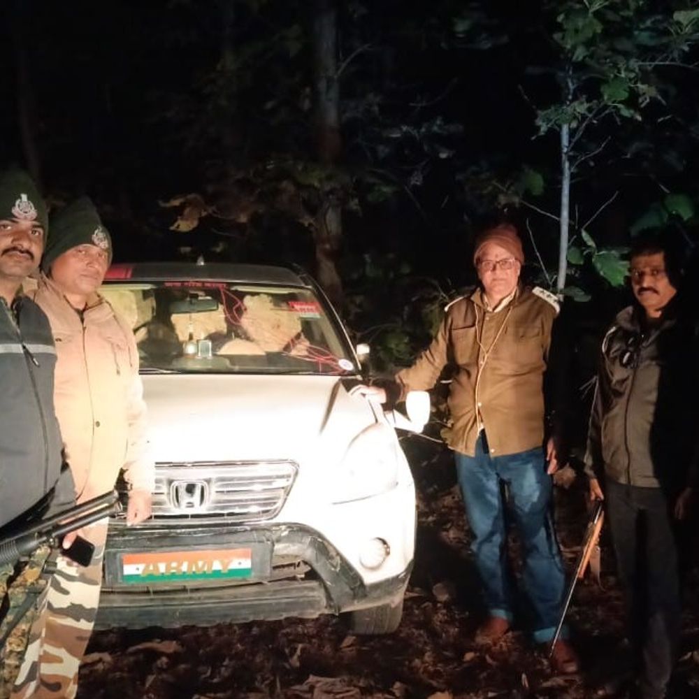 ओरछा अभ्यारण्य में बिना नंबर प्लेट गाड़ी से सागौन तस्करी:‘ARMY’ लिखी कार जब्त; अंधेरे का फायदा उठाकर तस्कर फरार