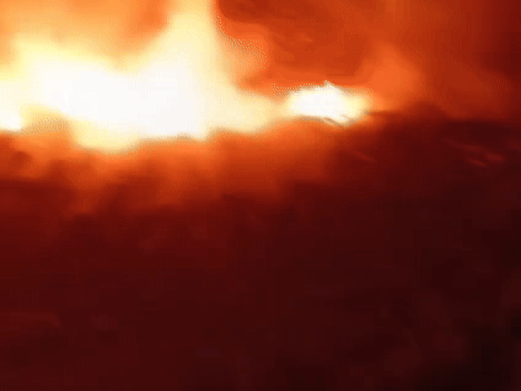 रायबरेली में ऊंचाहार में अग्नि हादसा:चाय की दुकान से उठी आग ने गुमटी समेत स्क्रैप गोदाम को किया राख, दमकल ने दो घंटे में पाया काबू