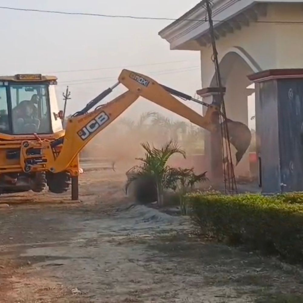 बाराबंकी में अवैध कब्जे पर चला बुलडोजर:ग्राम समाज की जमीन से हटाया निर्माण, कंपनी ने नक्शा पास होने का दावा किया