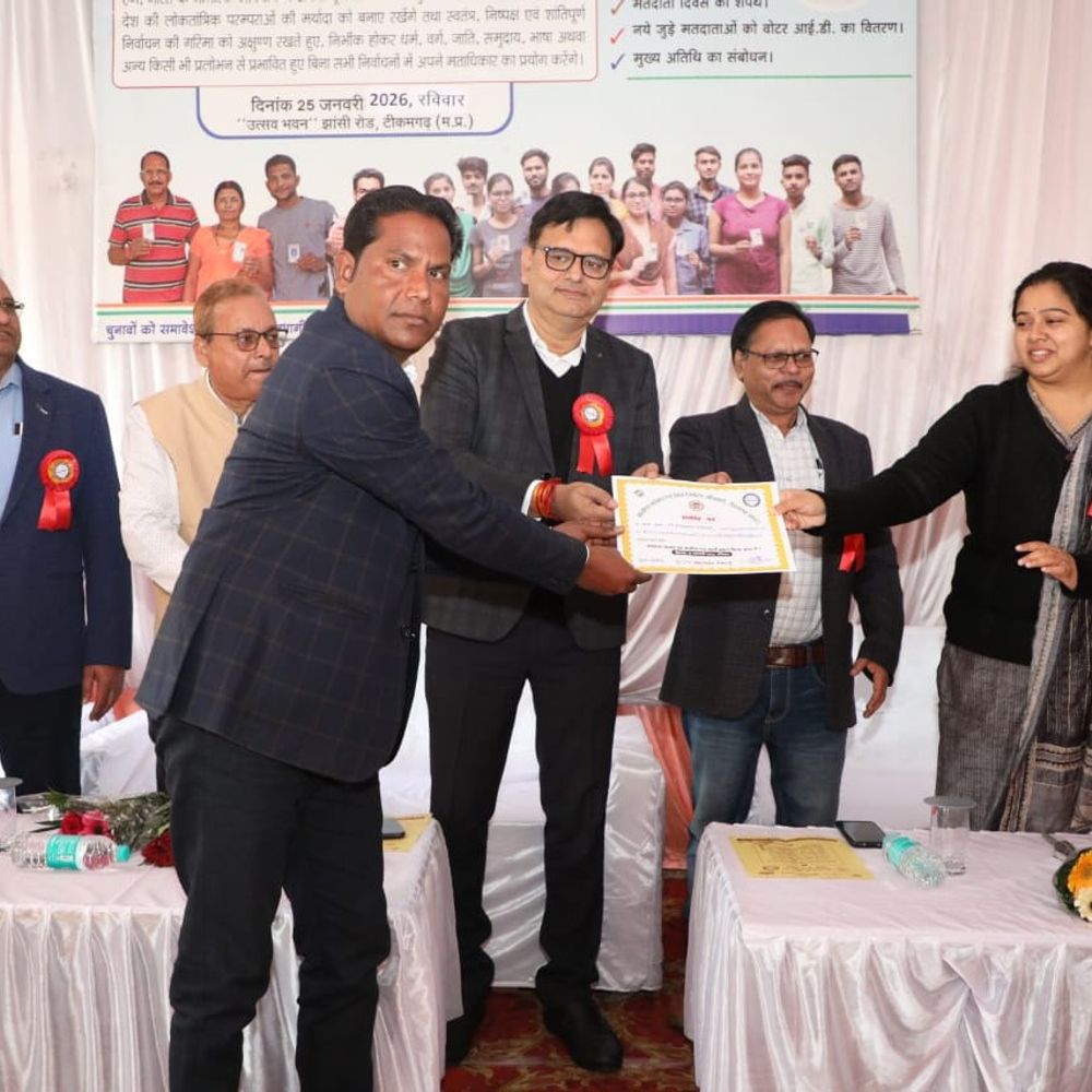 टीकमगढ़ में नए मतदाताओं को एपिक कार्ड वितरित:कलेक्टर बोले- हमारे वोट की ताकत लोकतंत्र को मजबूत बनाती है