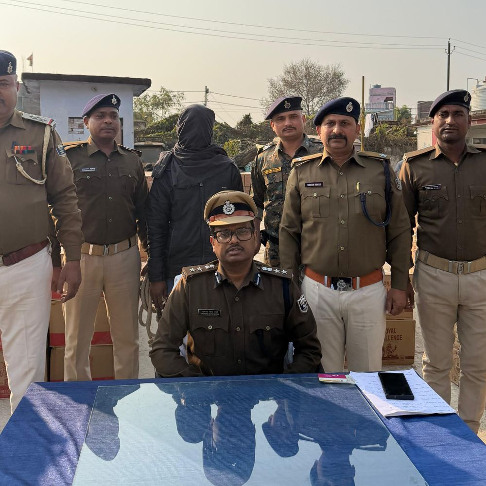 भूसे के अंदर से डेढ़ करोड़ की शराब बरामद:बांका पुलिस ने ट्रक से 10 हजार लीटर दारू किया जब्त, चालक गिरफ्तार