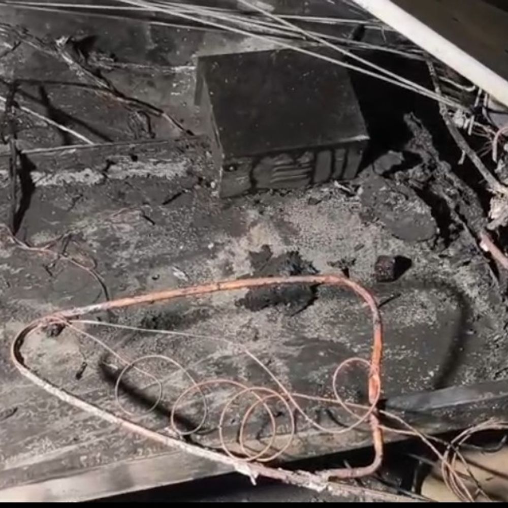 सहरसा में शॉर्ट सर्किट से घर में लगी आग:सामान बचाने में पत्नी झुलसी, 65 हजार कैश समेत लाखों का सामान जलकर राख