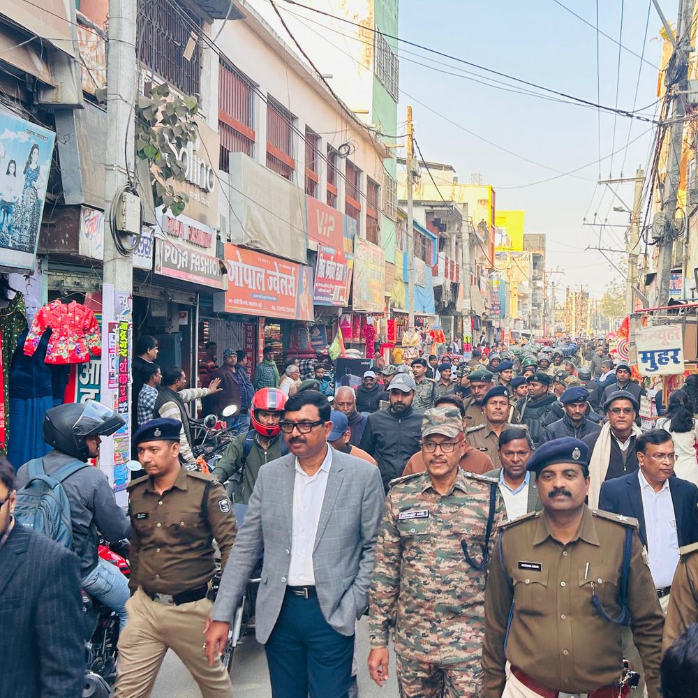 सरस्वती पूजा-शबे बारात में शांति व्यवस्था को लेकर फ्लैग मार्च:जमुई में DM-SP ने किया नेतृत्व, असामाजिक तत्वों को सख्त चेतावनी