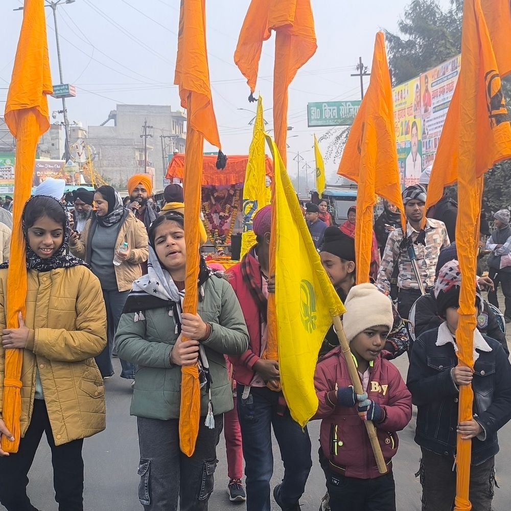 मैनपुरी में सिख समाज ने प्रकाश उत्सव मनाया:महिला-पुरुष और बच्चों ने प्रभात फेरी में लिया भाग