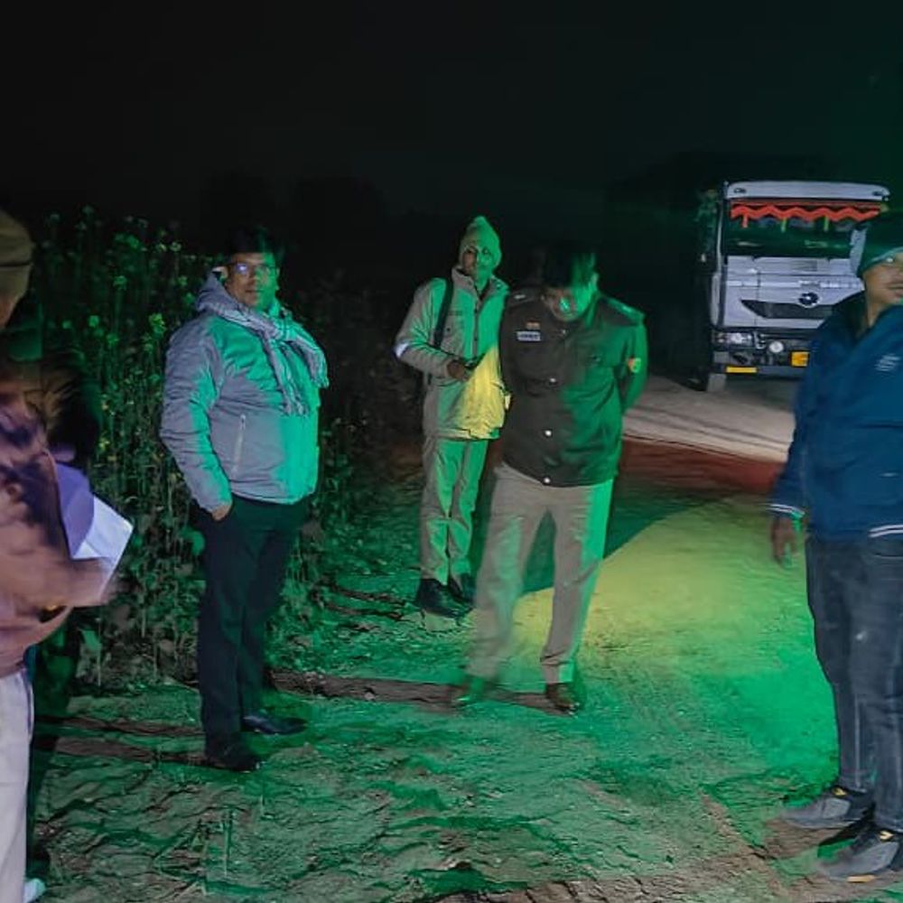 फतेहपुर में 137 ओवरलोड वाहनों पर कार्रवाई:टास्क फोर्स टीम ने 21 लाख 8 हजार 300 रुपये का जुर्माना लगाया