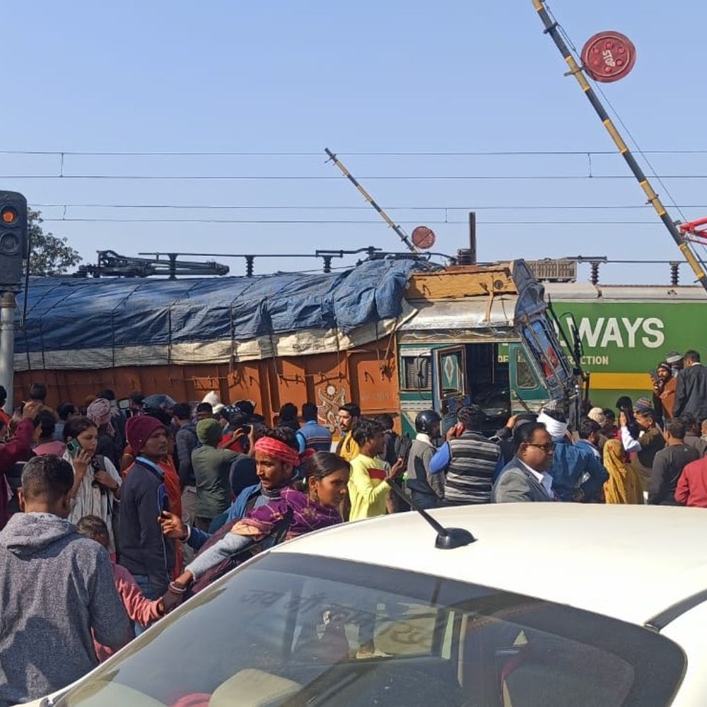 जसीडीह रेलवे फाटक पर ट्रेन और ट्रक की टक्कर:फाटक बंद न होने से हुआ हादसा, दो बाइक भी ट्रक के नीचे दबी; यात्री बाल-बाल बचे