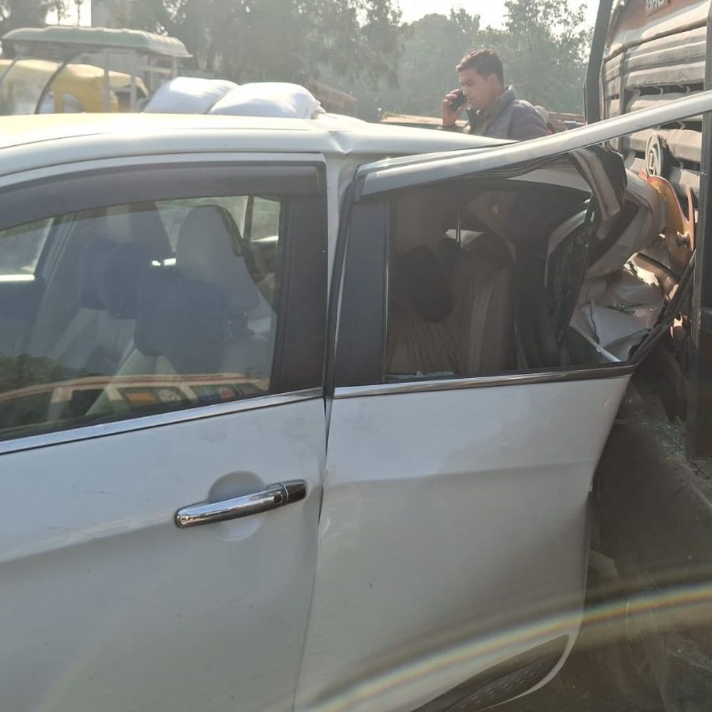 सीतापुर में कंटेनर की टक्कर से महिला की मौत:शराब के नशे में बाइक और तीन कारों को मारी टक्कर, DIO अफसर सहित चार चोटिल