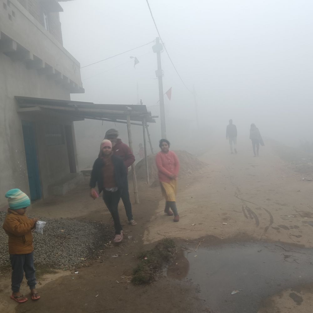 कोंच में घने कोहरे का असर:बिजविलटी हुई कम, वाहनों की रफ्तार पर असर