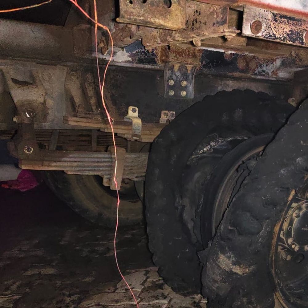 पटना में हाईटेंशन तार से ट्रक में लगी आग:सर्विस लेन में चालक ने गाड़ी लगाई थी, ऊपर से गुजर रहा था बिजली का तार