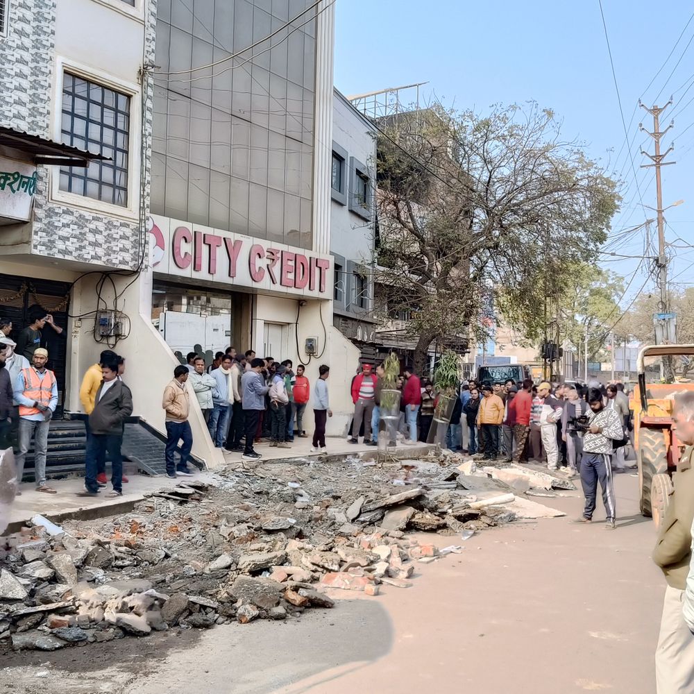 विदिशा रोड पर जेसीबी से हटाया गया कब्जा:दुकानों-प्रतिष्ठानों के बाहर बने पक्के निर्माण तोड़े गए