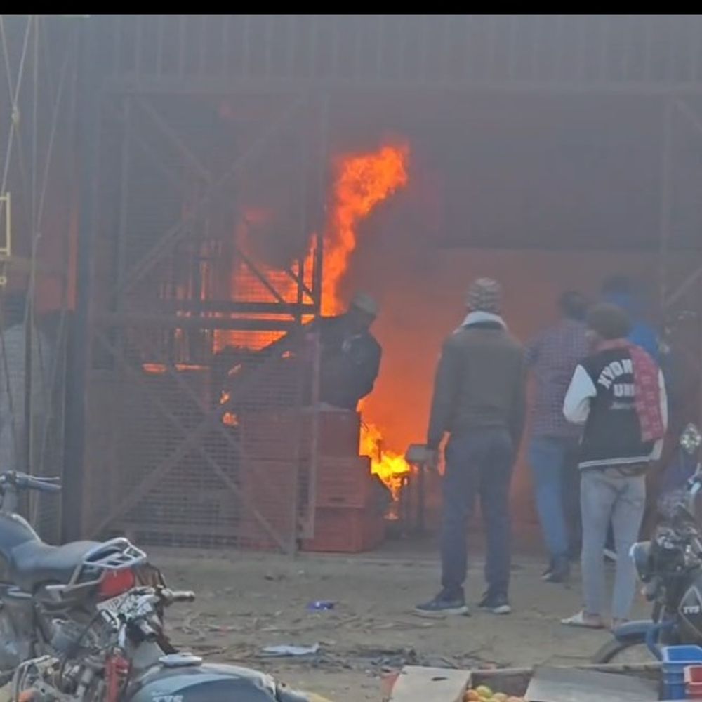 मुजफ्फरनगर में आलू गोदाम में भीषण आग:बुढाना के RP ट्रेडर्स को लाखों का नुकसान, दमकल ने पाया काबू