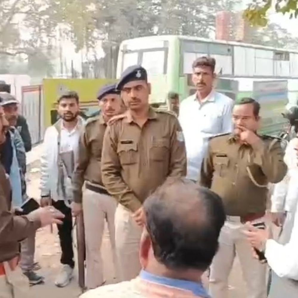 सदर अस्पताल बाउंड्री वॉल विवाद, स्वास्थ्यकर्मी-अधिवक्ता आमने-सामने:विरोध-प्रदर्शन के बाद बाउंड्री वॉल तोड़ने की कोशिश और पत्थरबाजी का अरोप