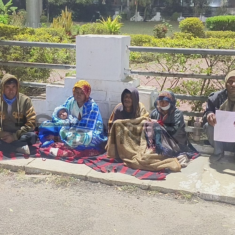 जमीन पर कब्जे के विरोध में किसान परिवार धरने पर:नीमच कलेक्ट्रेट के बाहर 8 माह की बच्ची, दिव्यांग बेटे संग प्रदर्शन