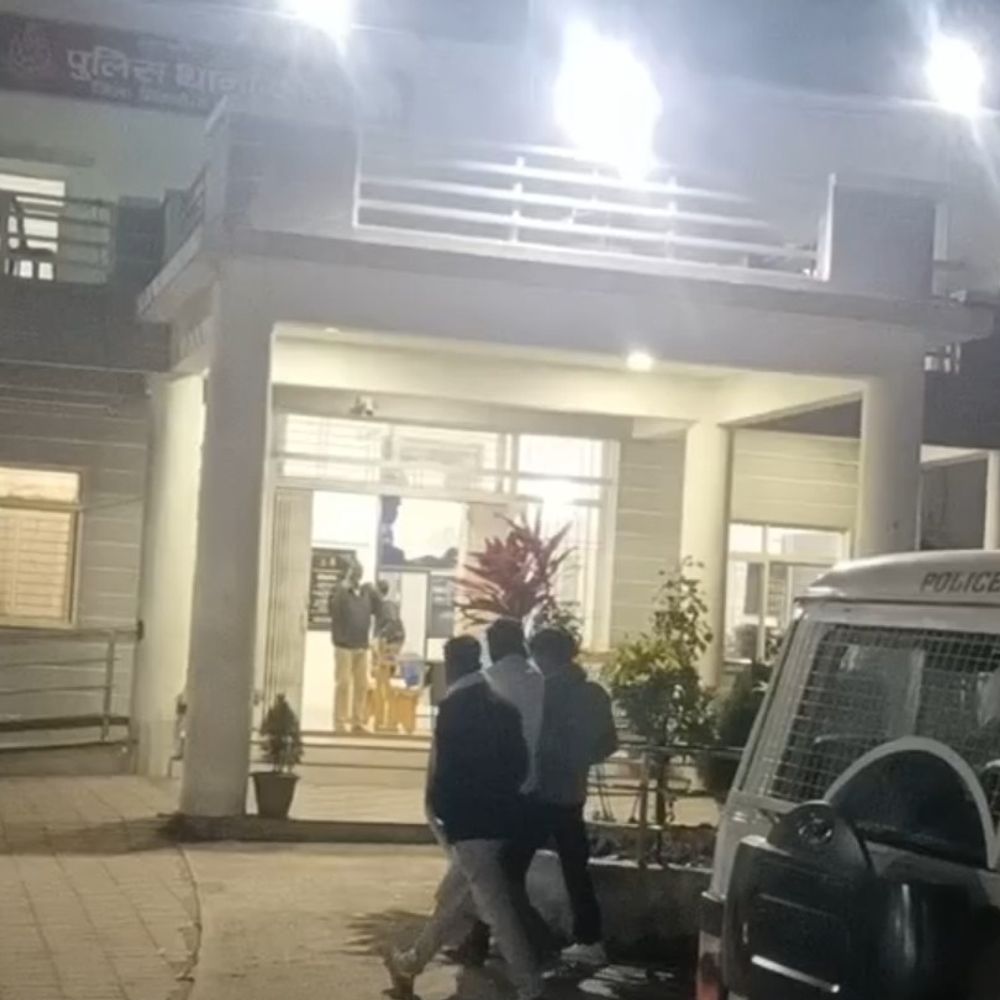 कोतवाली पुलिस ने स्थायी वारंटी को किया गिरफ्तार:दो वर्षों से फरार आरोपी रात्रि में दबिश देकर पकड़ा