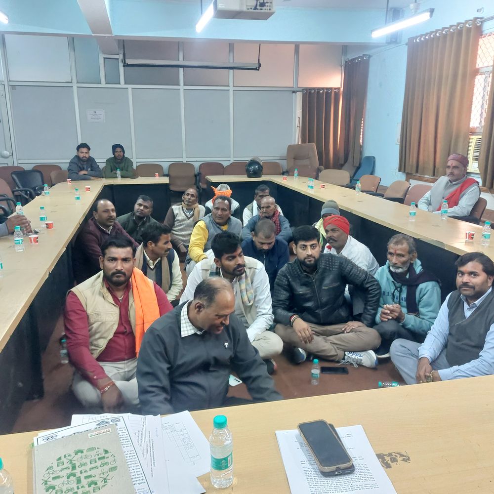 किसानों ने जमीन देने से इनकार किया, घंटों हंगामा:कल्याणपुर आवास विकास कार्यालय में घंटों चला प्रदर्शन, किसान बोले- जमीन नहीं देंगे