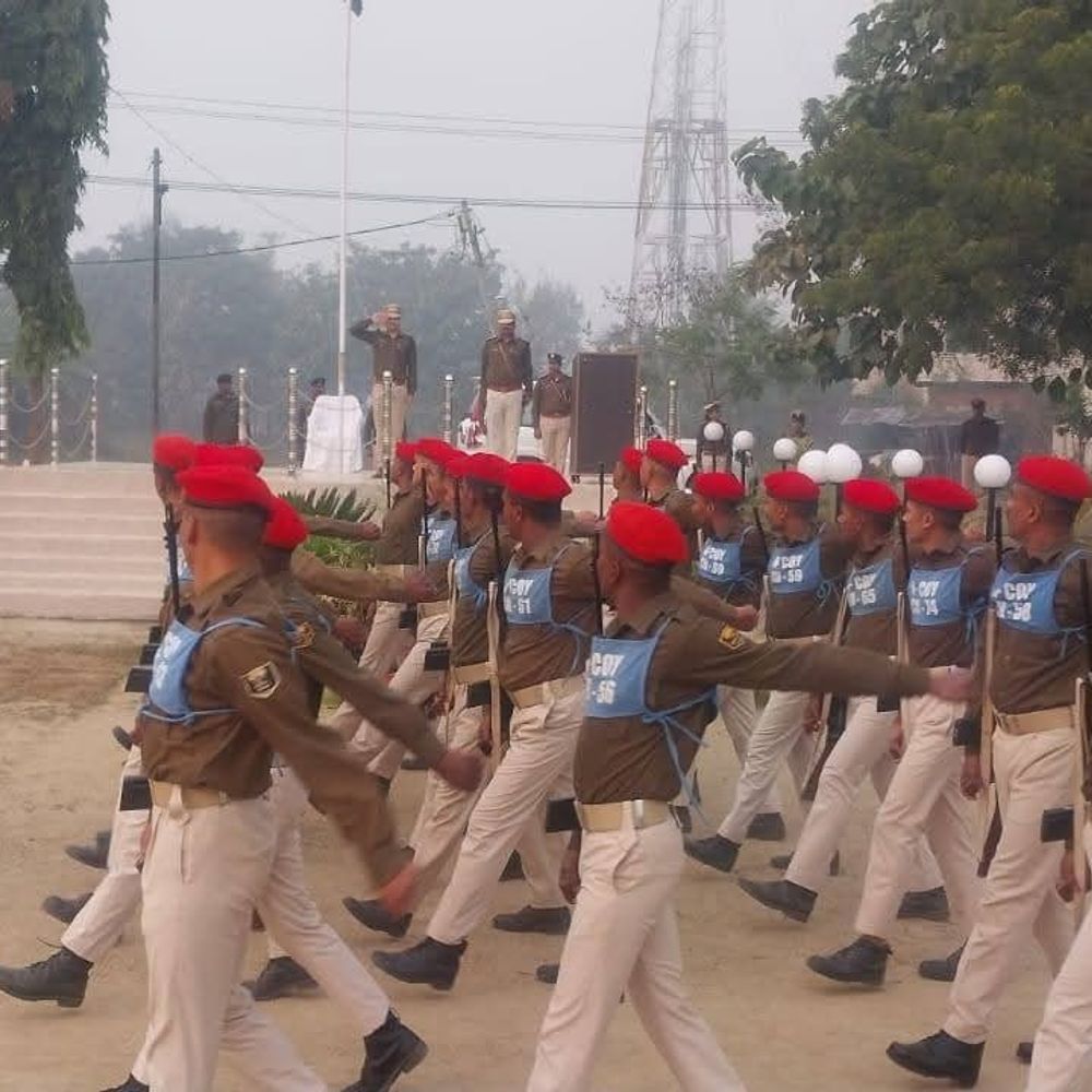 बक्सर पुलिस केंद्र में DIG ने किया परेड इंस्पेक्शन:प्रशिक्षुओं की समस्याएं सुनीं, कानून-व्यवस्था पर दिए जरुरी निर्देश