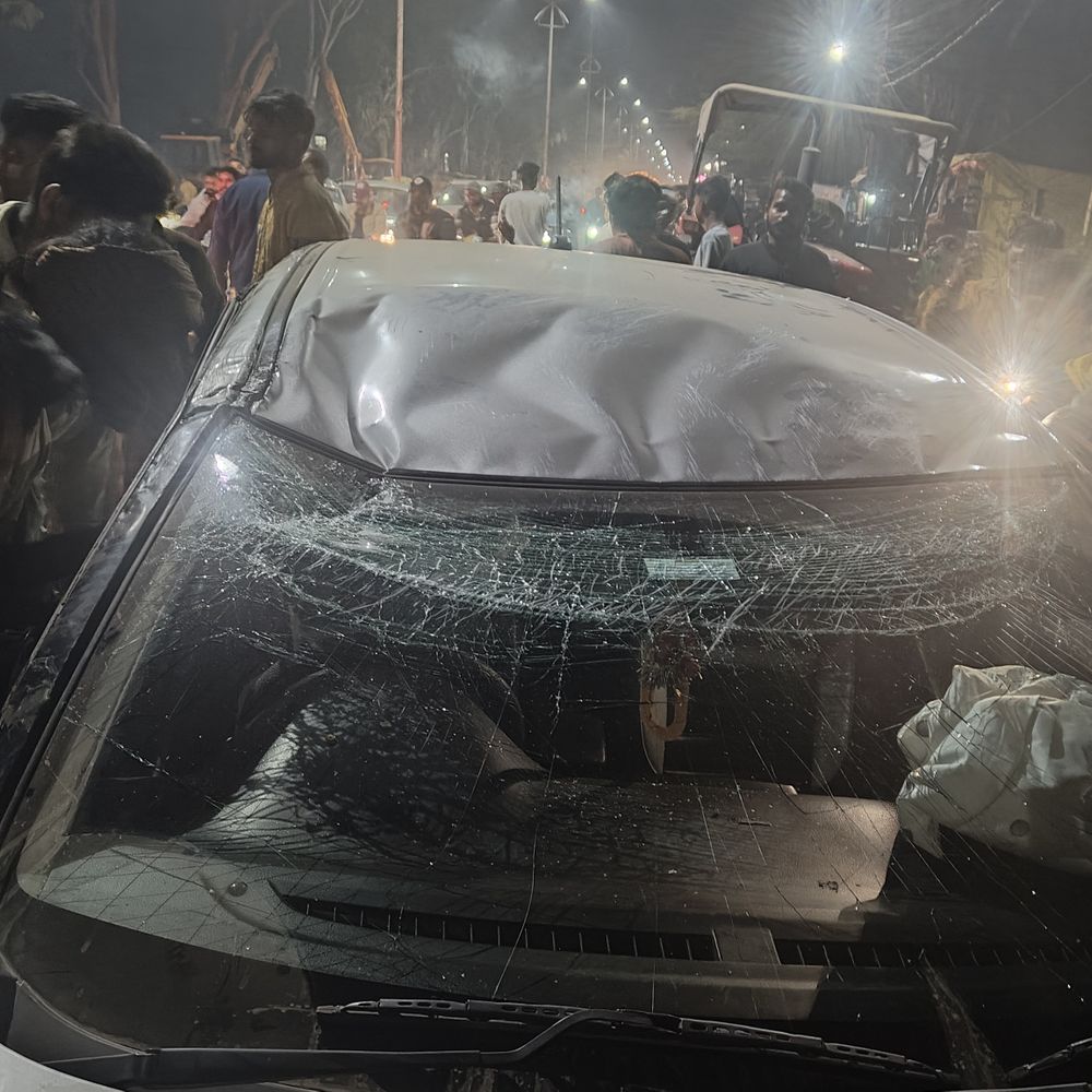 रायसेन में डिवाइडर से टकराकर पलटी कार:एयरबैग खुलने से बची 2 युवकों की जान; राहगीरों ने कार सीधी कर बाहर निकाला