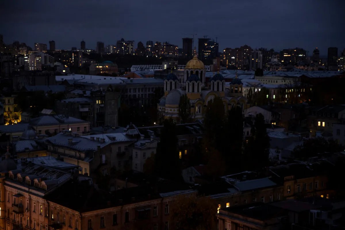 यूक्रेन की राजधानी में गहराया संकट: रूसी हमलों से आधे कीव की बिजली गुल, पानी की भी समस्या