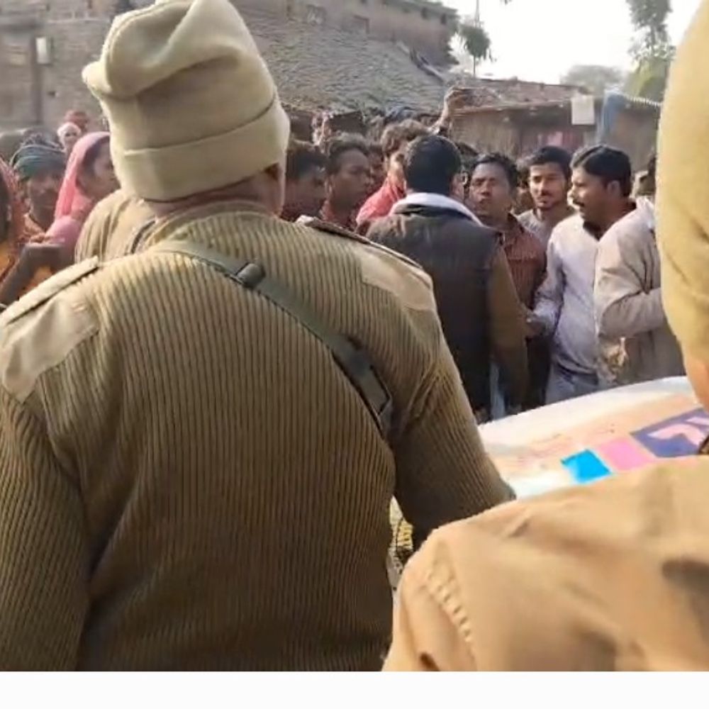 रामनगर में पुलिस टीम को ग्रामीणों ने बनाया बंधक:डायल 112 के ड्राइवर और जमादार अब भी बंधक, पुलिस पर पूछताछ के दौरान मारपीट करने का आरोप