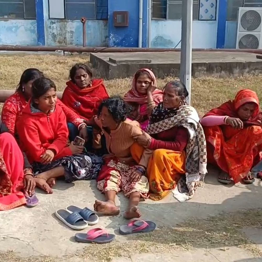 सुपौल में जलती चिता से पुलिस ने शव निकाला:पोस्टमॉर्टम कराएगी; लड़की के पिता बोले- ससुराल वालों ने करंट देकर मारा, बाइक मांग रहे थे