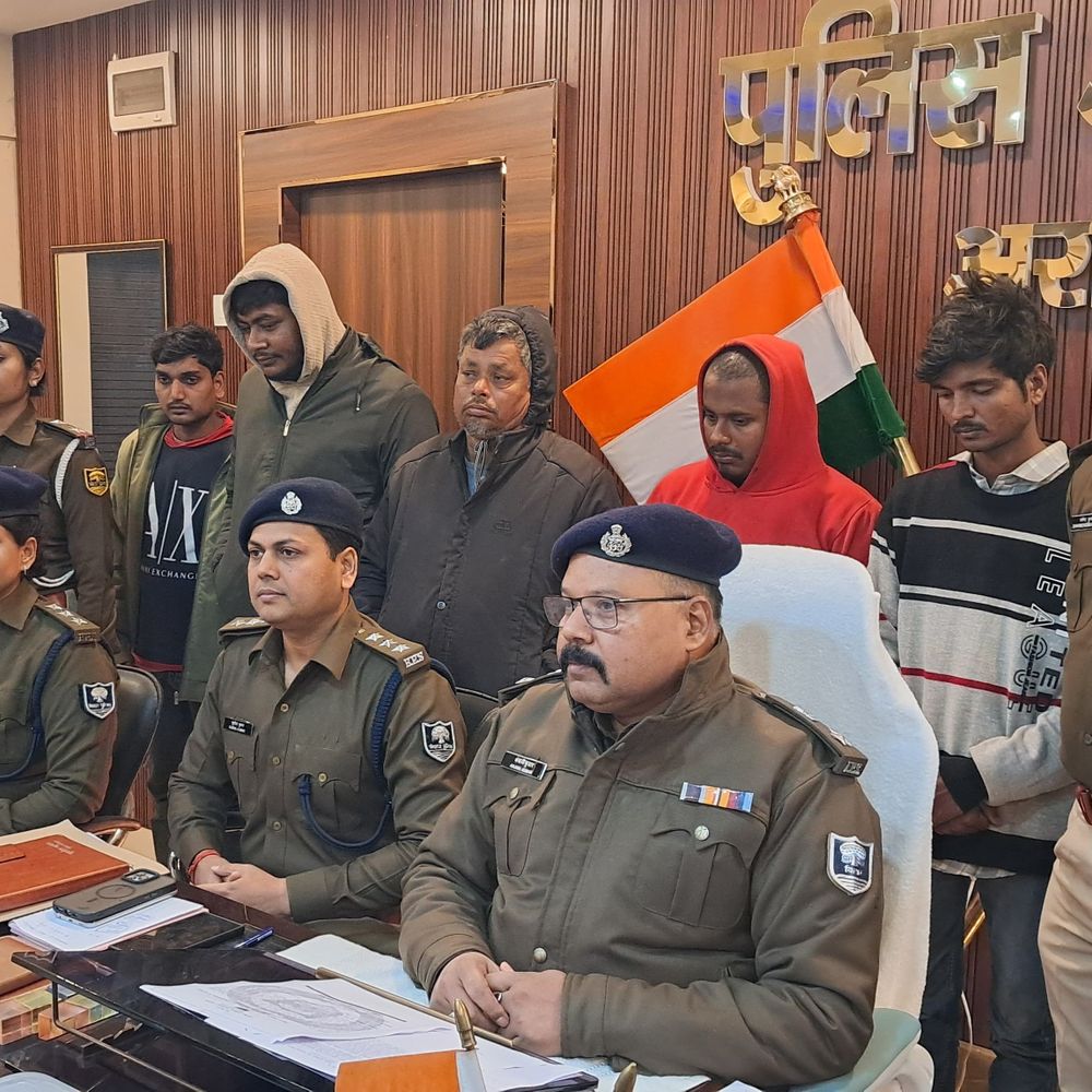 फिंगर स्कैनिंग डिवाइस से बैंक खातों में सेंध, 5 गिरफ्तार:अररिया में साइबर ठगों का भंडाफोड़, पुलिस को देखते ही भागने लगे