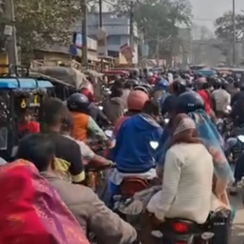 किशनगंज पश्चिम पल्ली में ट्रैफिक जाम:राहगीर और गाड़ी ड्राइवर घंटों फंसे, आना-जाना हुआ बाधित