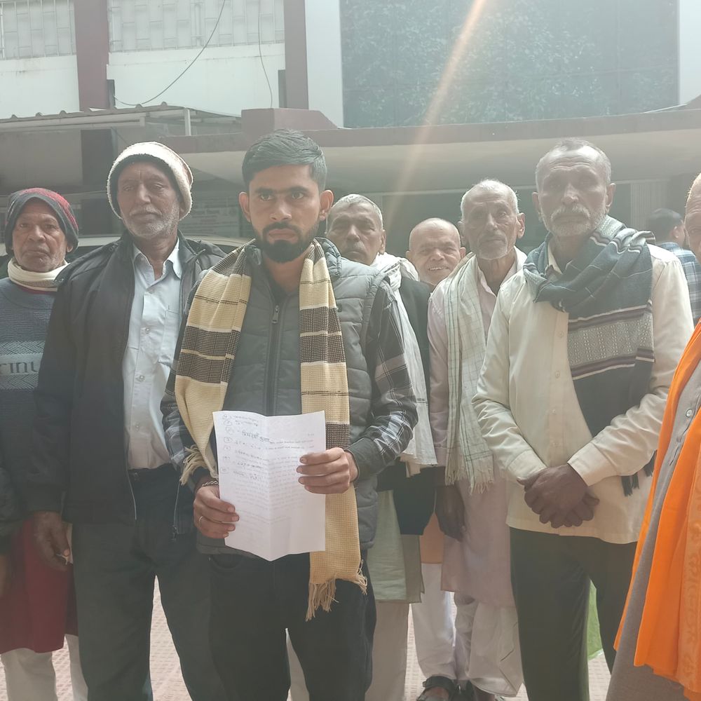 धरमपुर स्कूल के जर्जर भवन में पढ़ रहे 194 छात्र:डीईओ से नए भवन निर्माण की मांग की, ग्रामीणों ने कुछ दिन बच्चों को रोका था