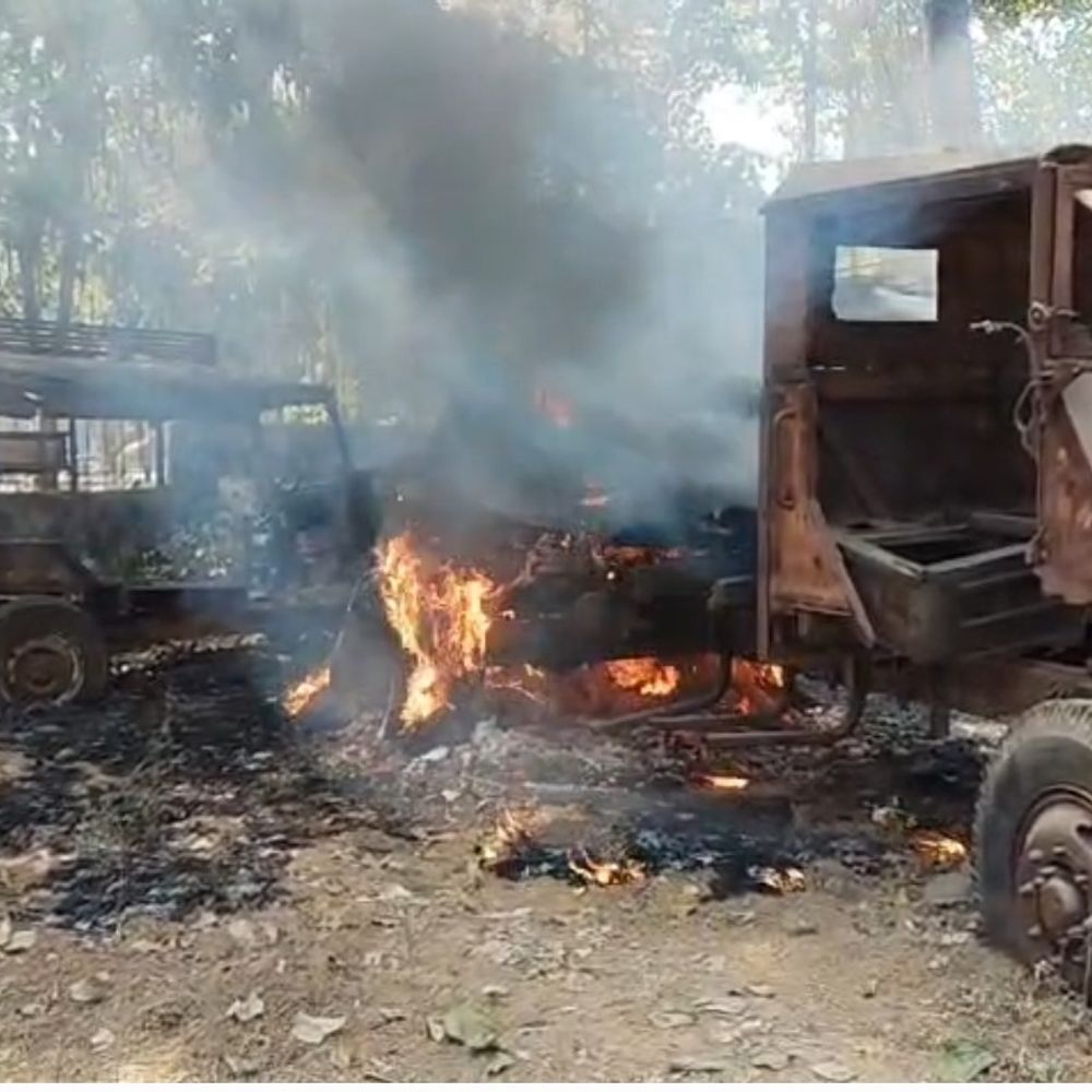 अंचल कार्यालय के पीछे कबाड़ वाहनों में लगी आग:नशा करने के दौरान चिंगारी से आग लगने की आशंका, फायर ब्रिगेड की टीम ने पाया काबू