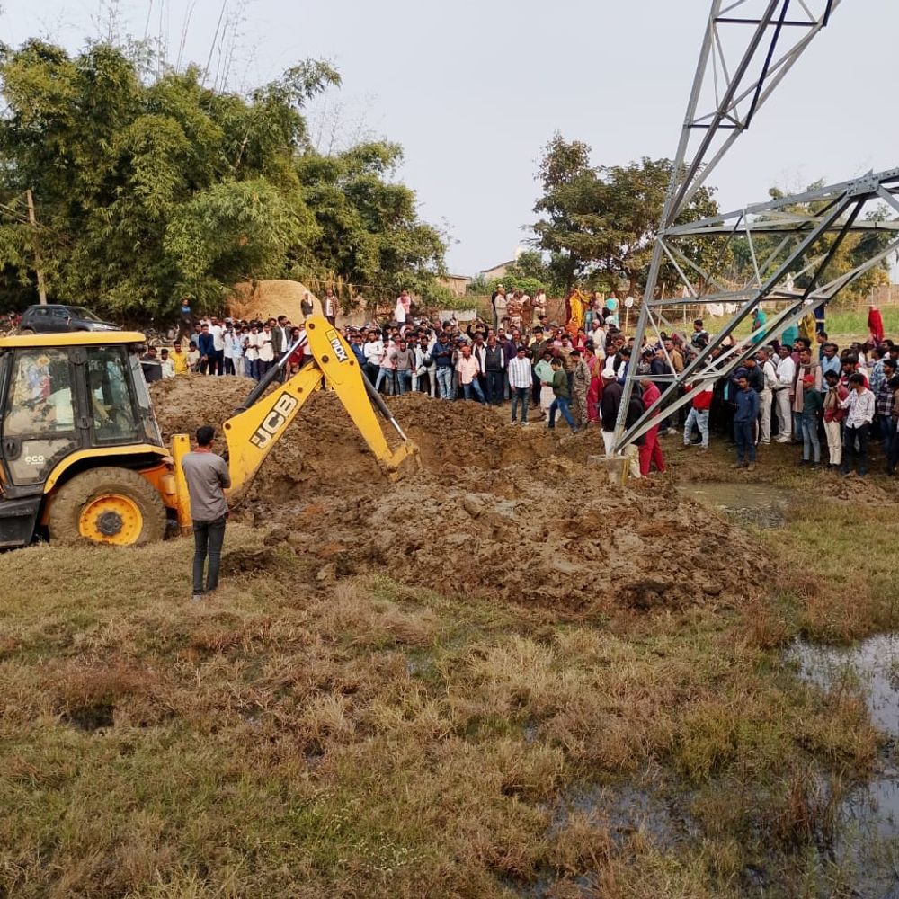 पलामू में हत्यारोपी पति और प्रेमिका ने किया सरेंडर:वाइफ की हत्या कर शव गड्ढे में दफनाया था, जेसीबी से निकाली गई थी लाश