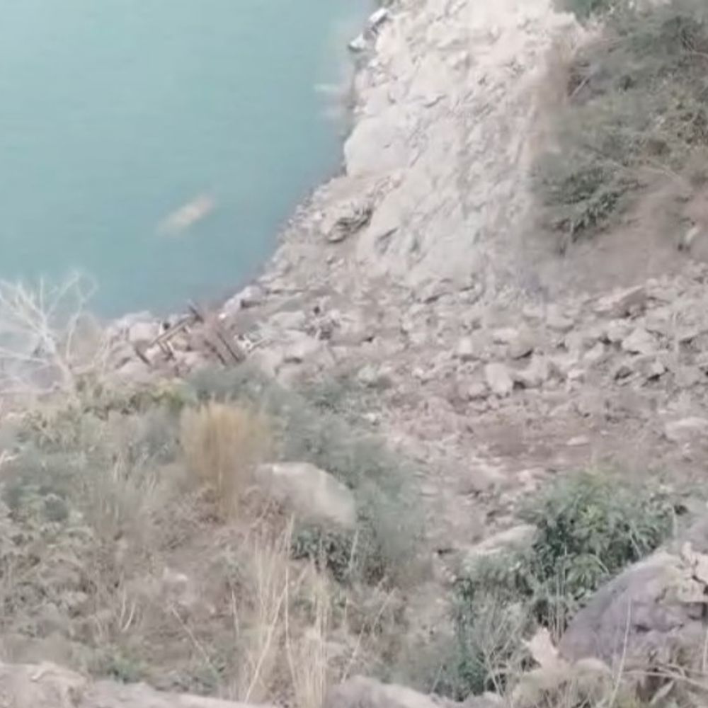 बिलासपुर में टिप्पर झील किनारे गिरा, ड्राइवर की मौत:खस्ताहाल सड़क से गुजरते समय हादसा; राहगीरों की सुबह पड़ी नजर