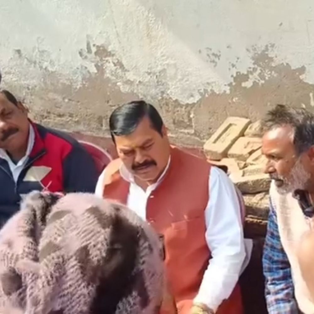 सांसद ने मृतक छात्रा के परिजनों से मुलाकात की:दोषियों को कड़ी सजा की मांग उठाई, पटना के एक हॉस्टल में शव मिला था