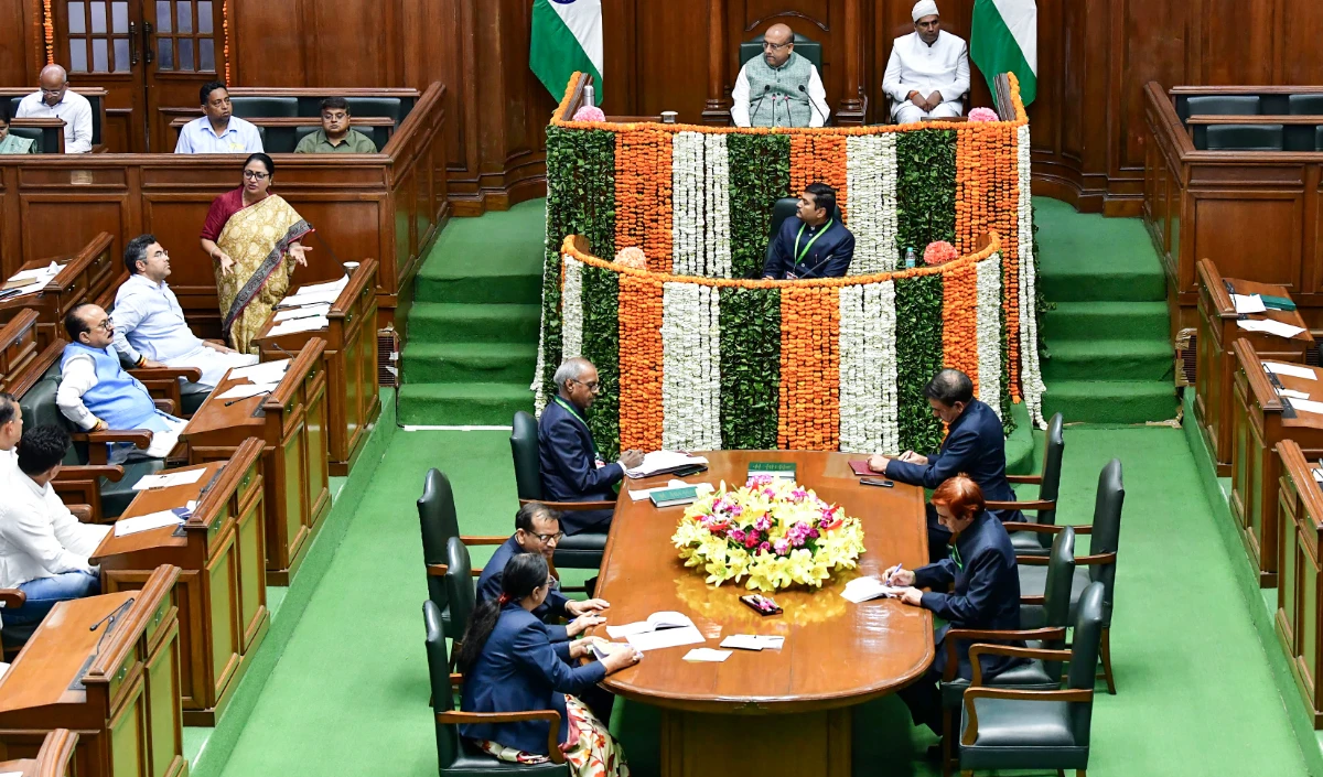 Delhi Cabinet ने होली पर कमज़ोर वर्ग की महिलाओं को मुफ्त गैस सिलेंडर देने का प्रस्ताव मंजूर किया