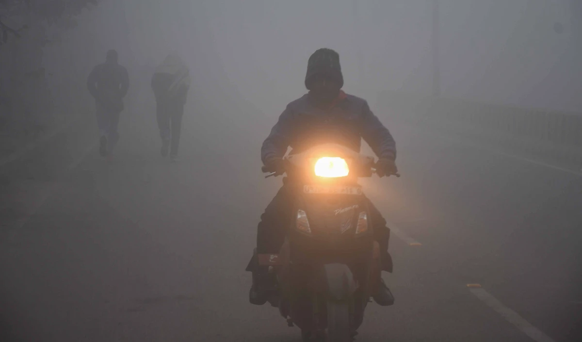 Delhi Dense Fog | दिल्ली में घने कोहरे की चादर बिछी, AQI ‘बहुत खराब’ हुआ, ठंड की लहर और बढ़ी, फ्लाइट्स में रुकावट की संभावना