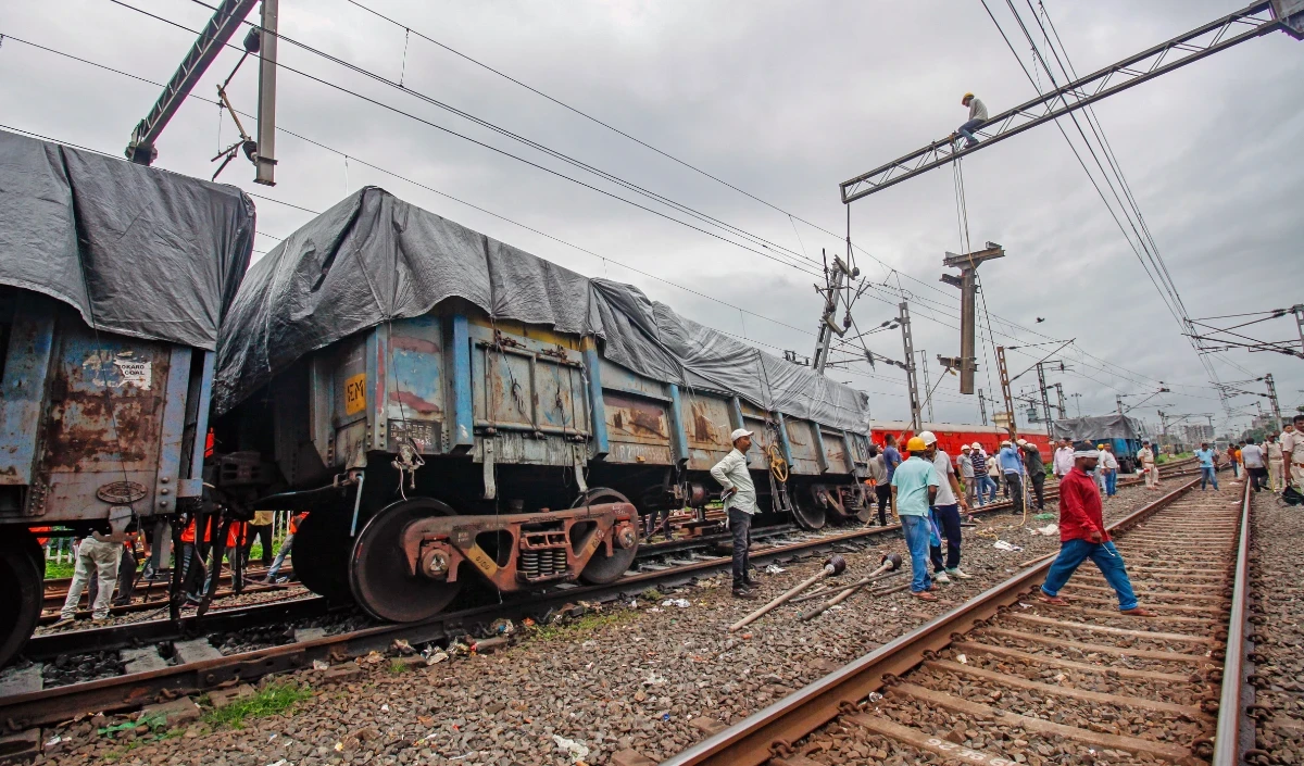 Uttar Pradesh: बदायूं में दो सांडों के सामने आने से मालगाड़ी का डिब्बा पटरी से उतरा