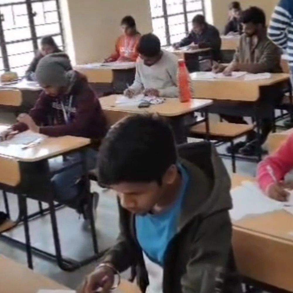 पश्चिम चंपारण में शीतलहर, स्कूलों का समय बदला:जिलाधिकारी ने 12 से 17 जनवरी तक के लिए जारी किया आदेश