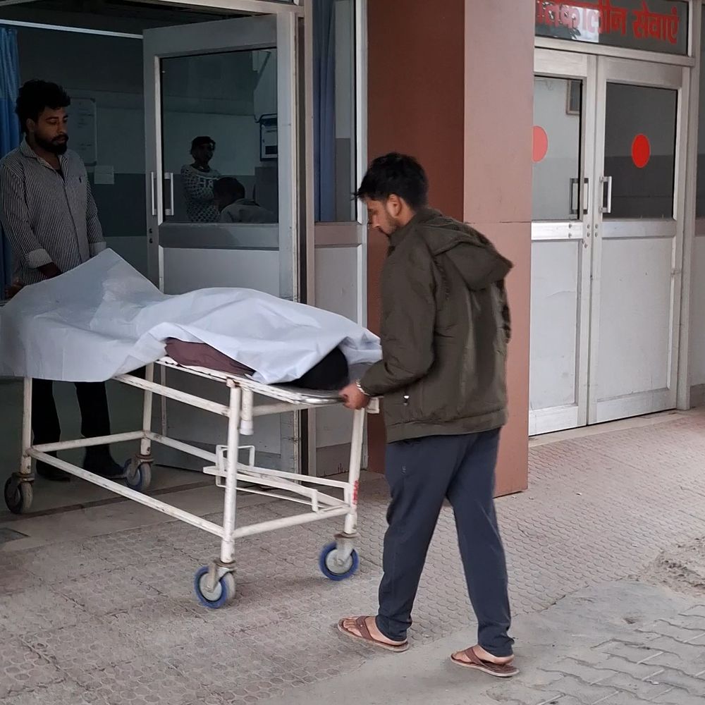 हिसार में दम घुटने से 3 लोगों की मौत:2 की हालत गंभीर, ठंड से बचने को जलाई आग, UP के रहने वाले