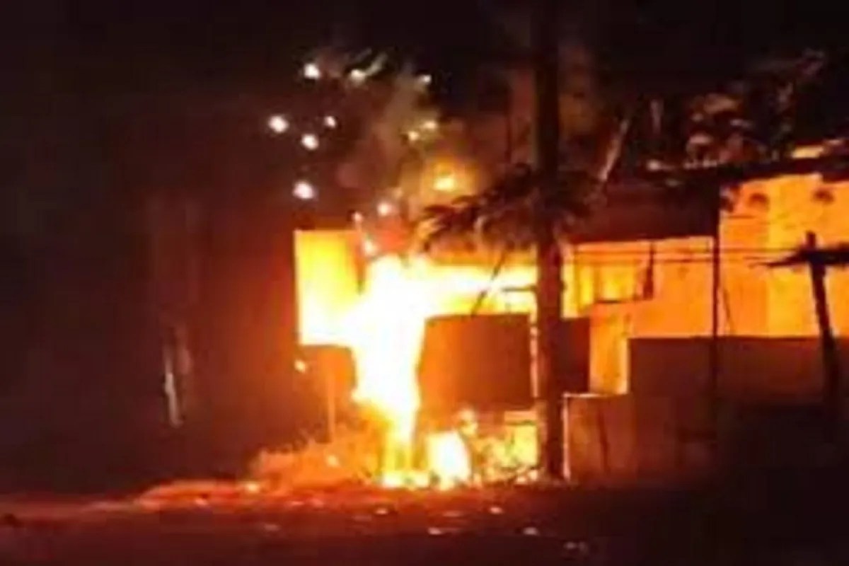 Dhamtari News: ट्रांसफार्मर में लगी भीषण आग, पटाखों जैसी आवाज से हिला इलाका, मचा हड़कंप